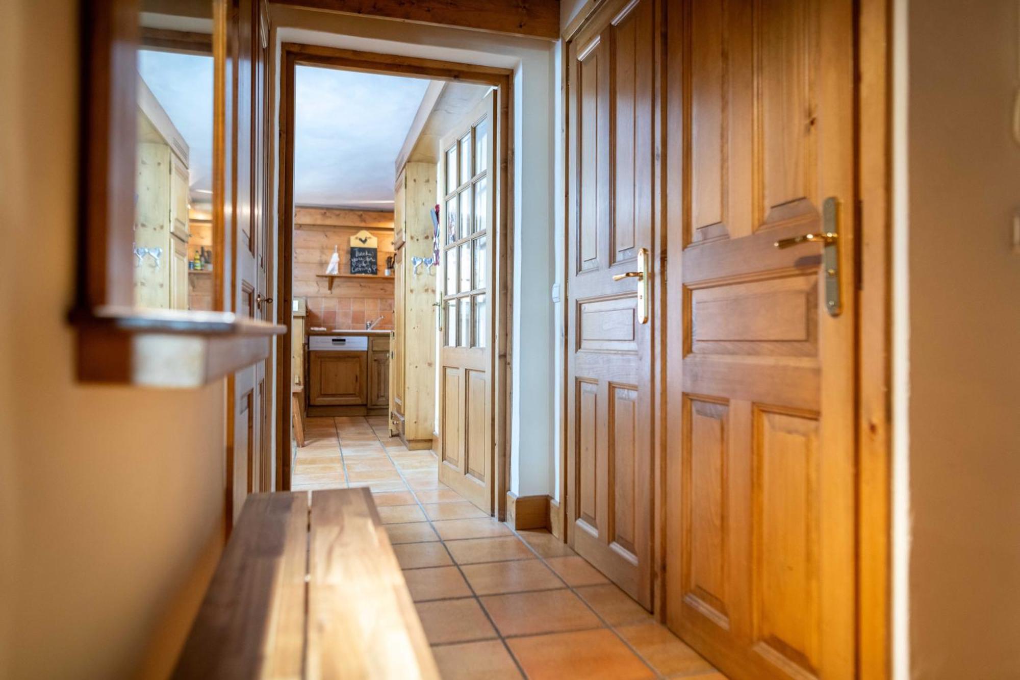Warm 2-Bedroom Apartment Near The Tourist Office Межев Экстерьер фото
